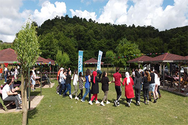 Değerli çalışanlarımız ile birlikte gerçekleştirdiğimiz piknik organizasyonu, müzik ve kıyasıya yarışmalarla aramızda tatlı rekabetlerin olduğu birlik, beraberlik duygusu içerisinde çocuklar gibi şen ve yerimizde duramadığımız, sürekli sahnede olmak istediğimiz iş telaşından uzak kısa bir mola verdik.