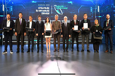 ROKETSAN’ın 35. Yılında düzenlediği “Yarın İçin Yükseliyoruz” temalı “Stratejik İş Ortaklığı” zirvesinde, ASSAN Elektronik olarak “Premium Partner” sertifikasıyla ödüllendirildik.